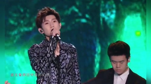 王源在舞台上演唱经典歌曲