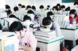 学生认真复习备考