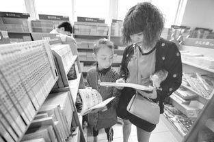 家长和学生在书店挑选资料
