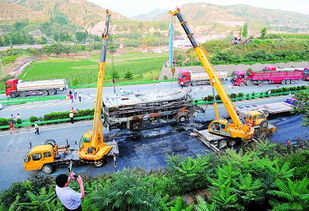 工作人员正在用吊机清理溶洞垃圾