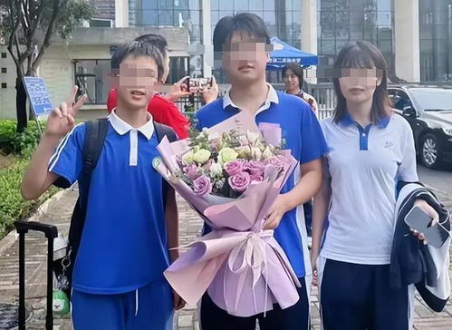 孙卓与家人在高考后庆祝吃饭的照片