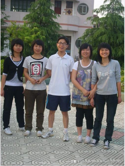 校长与五胞胎在学校合影