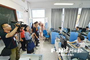 高考阅卷现场工作人员专注工作