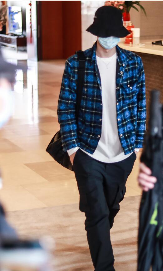 王一博在机场被粉丝围堵拍照