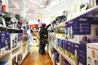 一家人选购家电准备使用以旧换新