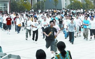 高考考生冲向考场