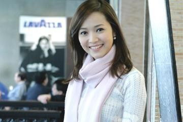 侯佩岑微笑面对镜头的特写照片