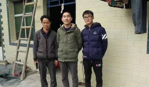 刘秀祥大学期间背着母亲走在校园