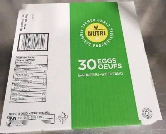 鸡蛋包装上贴着召回通知的特写