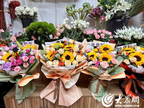 学生接过奶奶送上的花束开心地跳起来