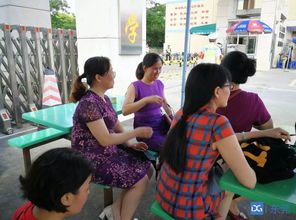 家长身穿旗袍在考场外等候