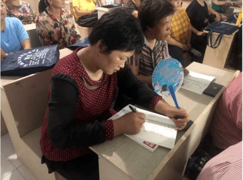 学生在教室认真听讲并做笔记