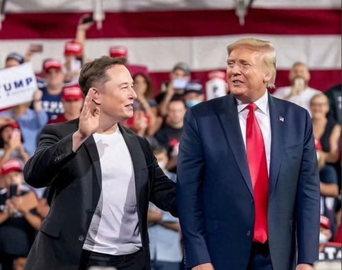 马斯克与特朗普在海湖庄园合影