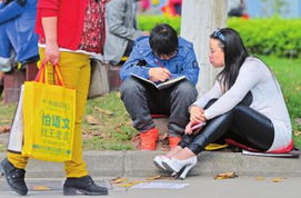 家长与孩子在考场外交谈