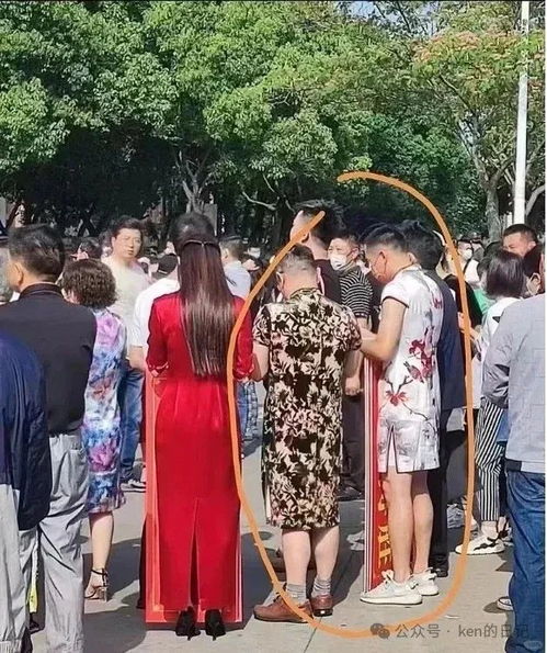 穿红旗袍送考父亲引热议：希望少点嘲笑 多些祝福