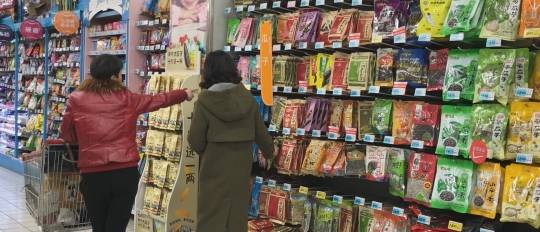 超市货架上摆满各种品牌的鸡蛋产品