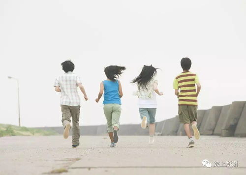 朋友之间相互拥抱安慰