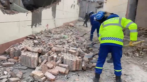 地震后当地居民互相帮助场景