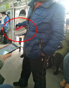 乘客满脸煤灰站在车厢内