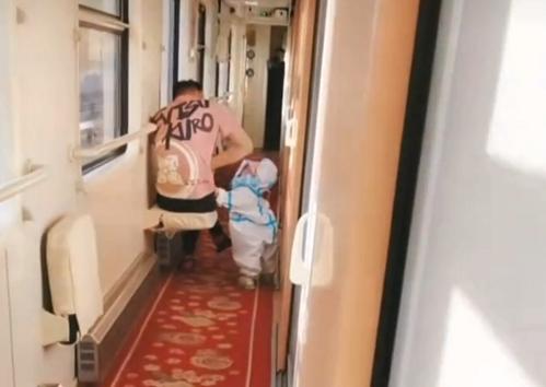 工作人员穿着防护服在溶洞内清理垃圾