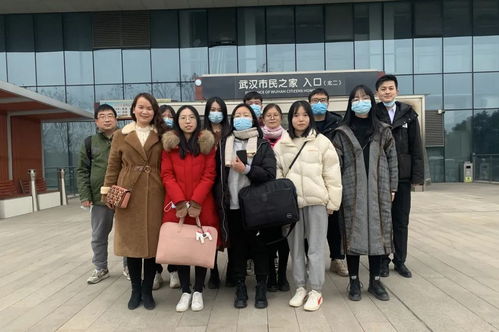 团队成员合影庆祝获奖时刻