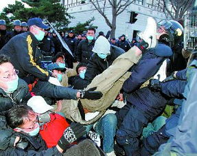 洛杉矶街头警察与示威者对峙