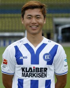 纳扎罗夫在训练馆认真练习出拳动作