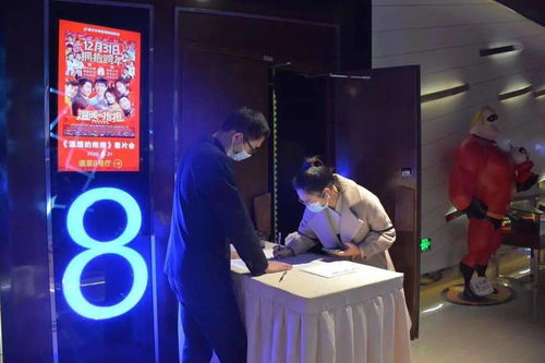 观众在手机前认真观看清年阁直播课程