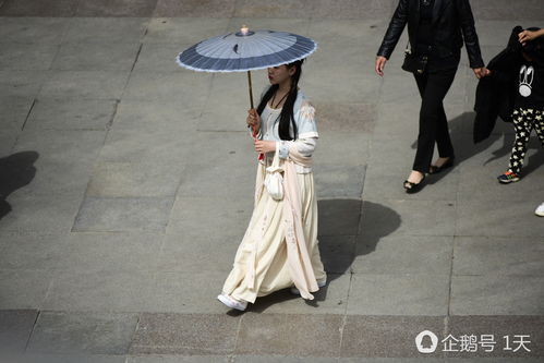 穿汉服的女孩走在街头