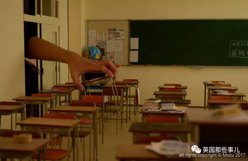 一个高中生坐在书桌前认真复习英语