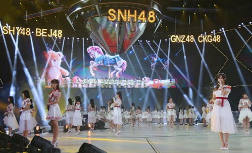 TOP成员在舞台上表演