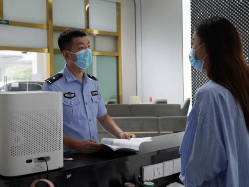 一位女性在接受医美咨询