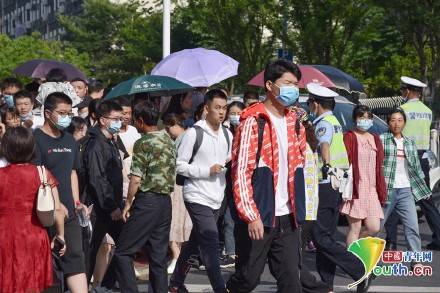 显眼包弟弟穿“语文战袍”送考，萌翻全场！