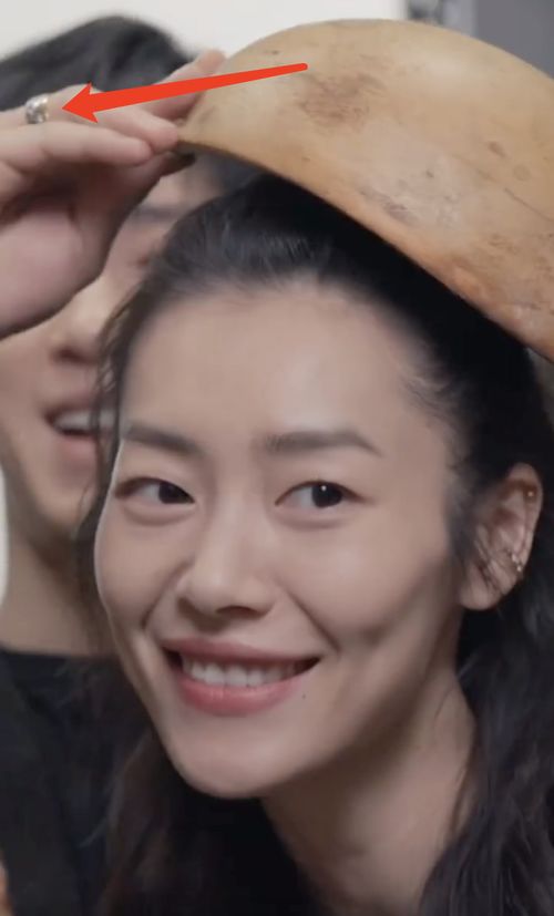 井柏然为刘雯戴上戒指瞬间抓拍