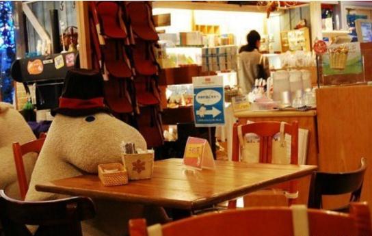 咖啡店内景与顾客表情对比