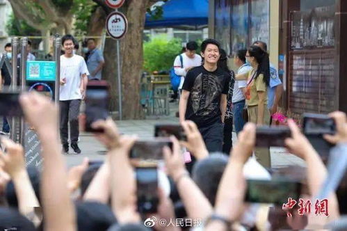 舅舅走出考场与表妹相拥画面