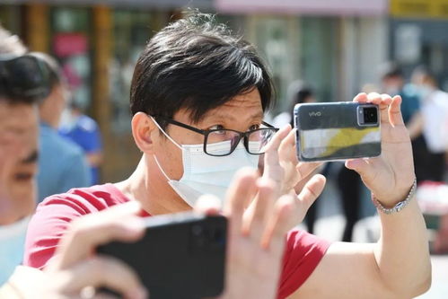 男生走出考场拍照家长