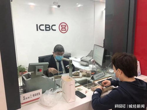 银行工作人员介绍以旧换新金融方案