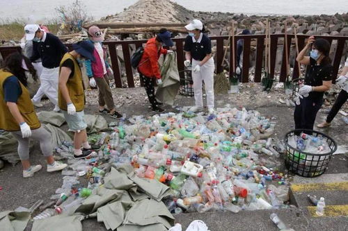 长沙市民冒雨清理排水口
