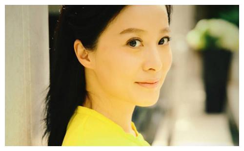 徐露在舞台上演出