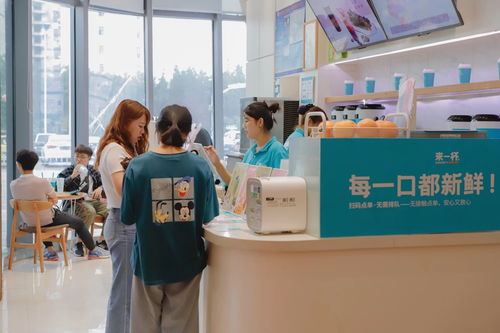 一家奶茶店正在招聘员工的场景