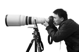 中国记者手持摄像机在现场记录