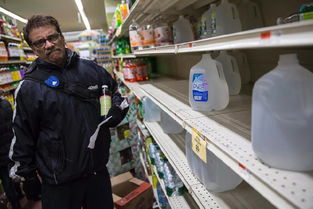 超市里排队抢购日用品的美国人