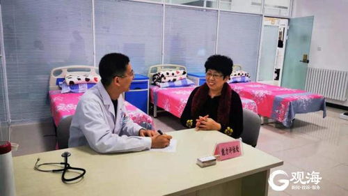 社区养老服务站工作人员为老人服务