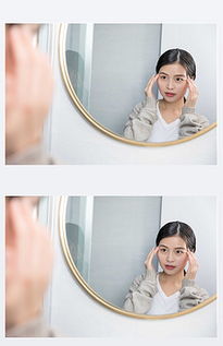 女生在镜子前认真护肤