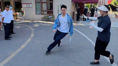 高考结束后走出考场的男生