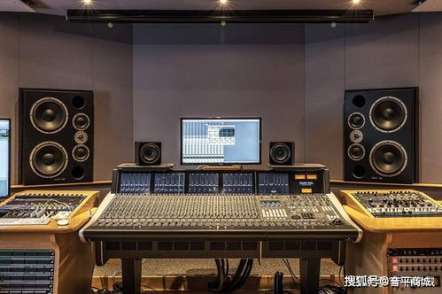 音频创作者在录音棚工作的场景