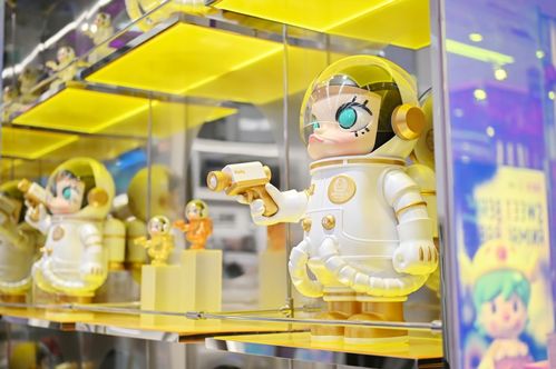 年轻女孩展示收藏的泡泡玛特潮玩