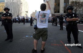 洛杉矶街头冲突升级，催泪瓦斯与震爆弹齐飞，我亲历现场记录全过程