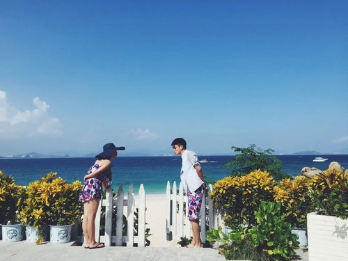 学生站在海边眺望远方